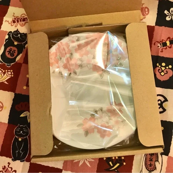 Sakuraco Wagasi Sakura dish with black Chasen and pink cat tea bowl NIB - Picture 7 of 13